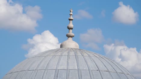 moskee koepel, moskee koekel en alem onder blauwe hemel