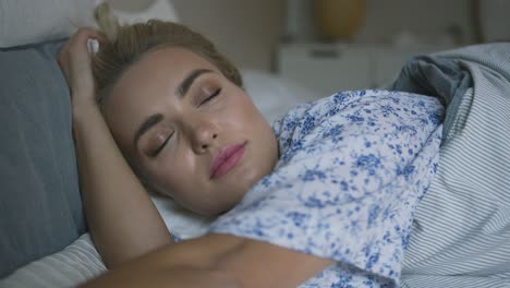 mujer durmiendo tranquilamente en la mañana