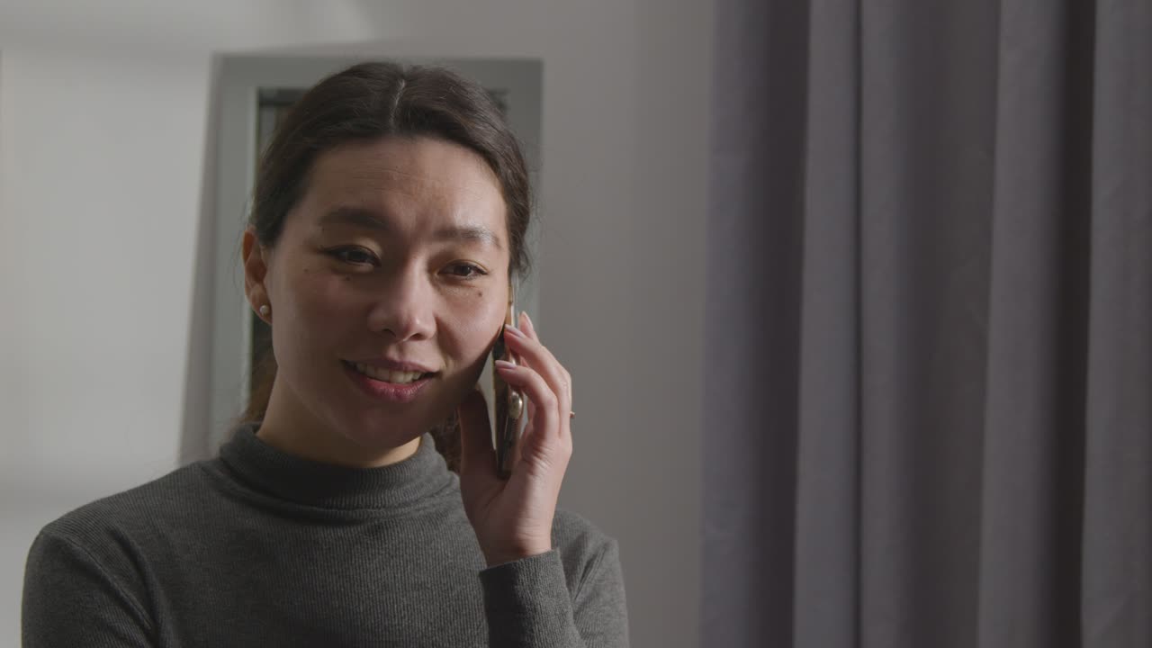 집에서 실망한 여자가 면접에서 실패했다는 전화를 받고 있다