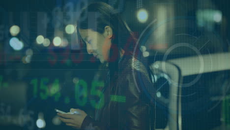 animación de círculos de carga, tablero de comercio sobre mujer asiática usando teléfono celular mientras espera un taxi