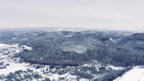 Winterlandschaft---Drohnenflug---4k---Berge---Mont-Tremblant,-Skigebiet-Sequenz-005-007