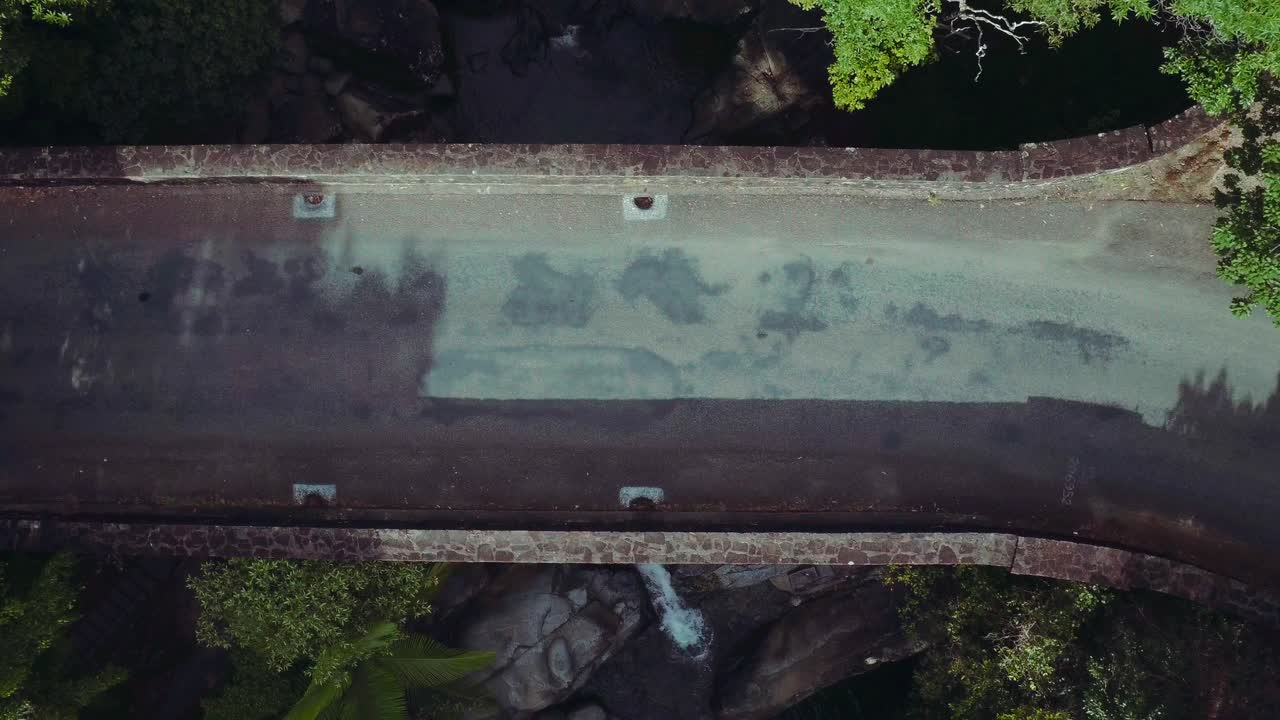 드론  ⁇ ,  ⁇ 에서 흐르는 폭포가 있는 숲 속의 다리