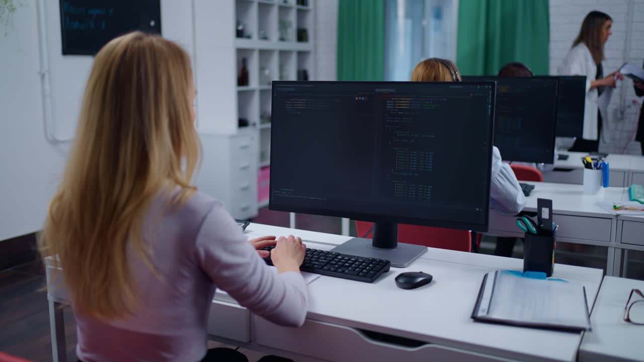 사무실 에서 컴퓨터 를 사용 하는 여자