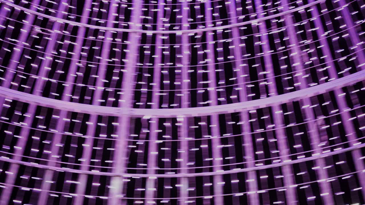 espectáculo de luz - dentro del cono de luz en el sentido de las agujas del reloj rotación rápida