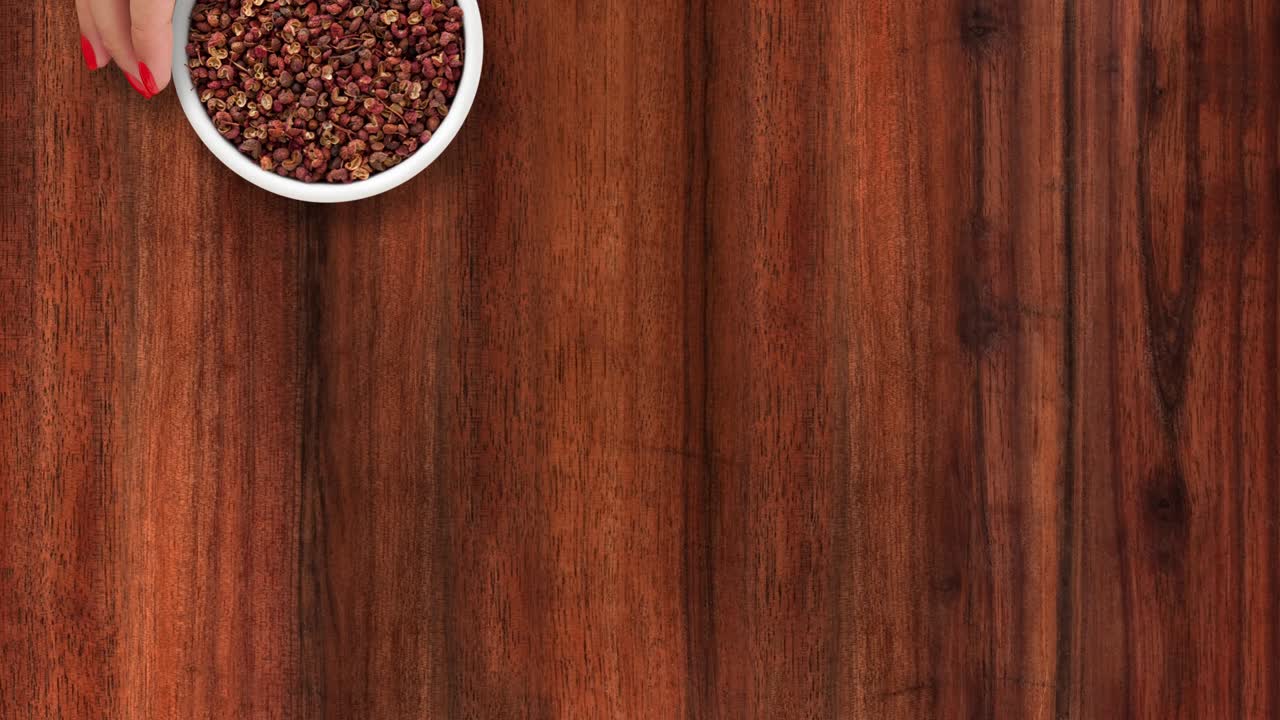 ofreciendo granos de pimienta de sechuan