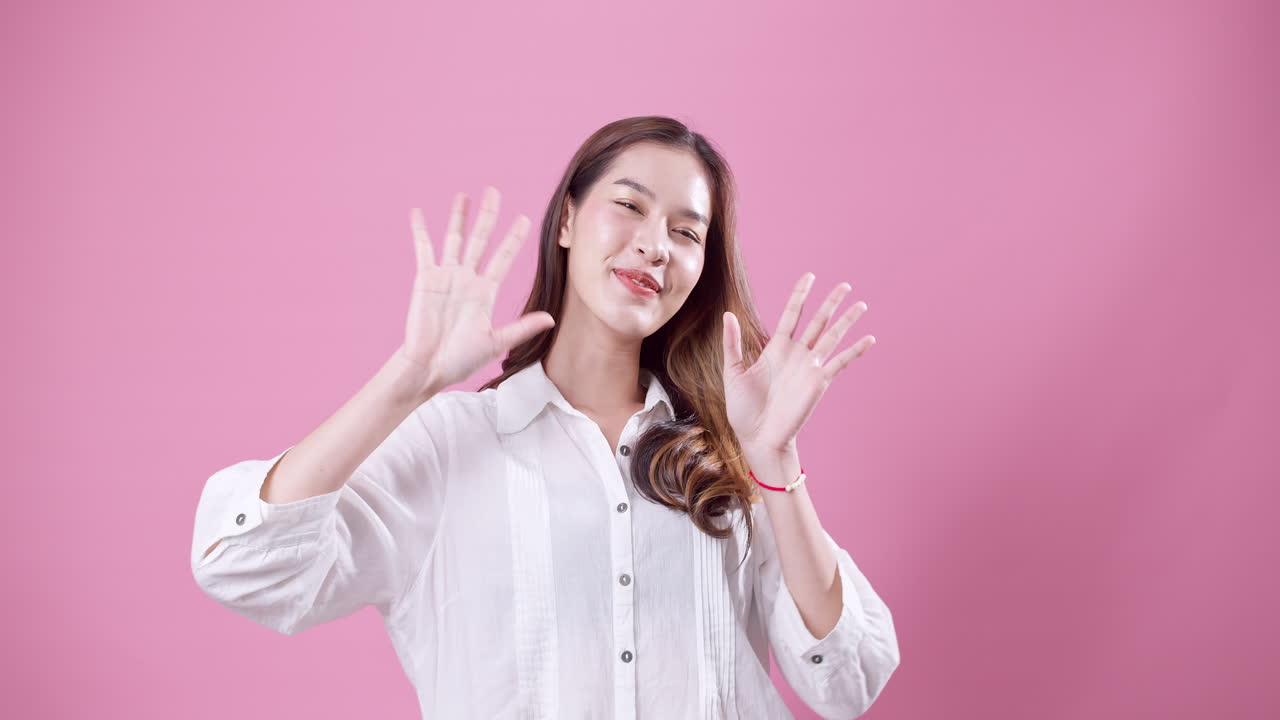 아름다운 아시아 모델은 두 손을 흔들며 마지막으로 한 손으로 자신을 지출