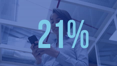 animación de porcentajes sobre mujeres de negocios biraciales que usan teléfonos inteligentes