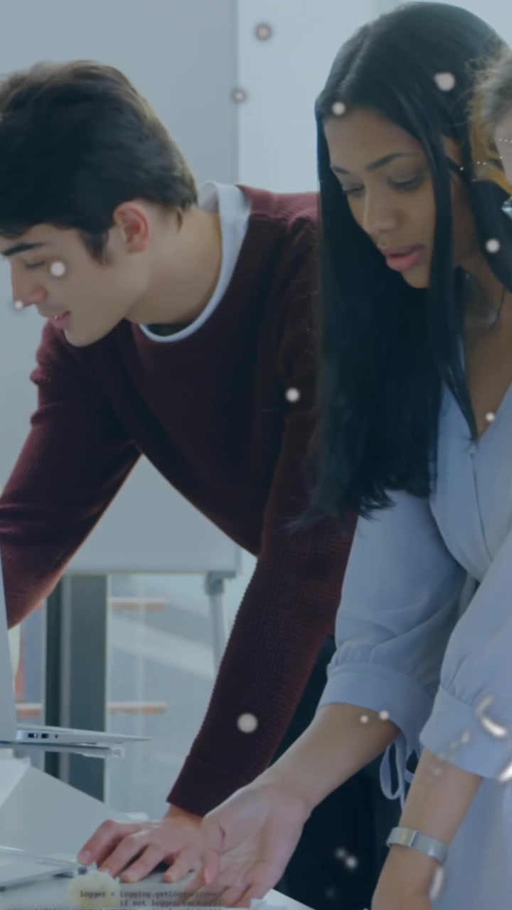Animazione di un mappamondo rotante e elaborazione dati con colleghi eterogenei che discutono in ufficio