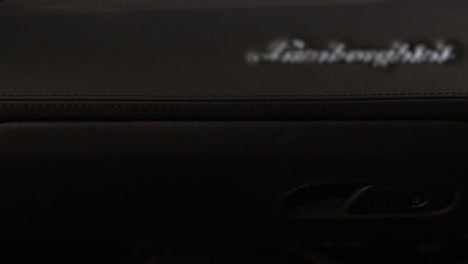 caja de guantes interior de lamborghini