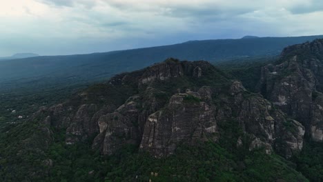 Vista-Aérea-Con-Vistas-A-La-Montaña-Del-Tepozteco-En-El-Nublado-Tepoztlán,-Morelos,-México