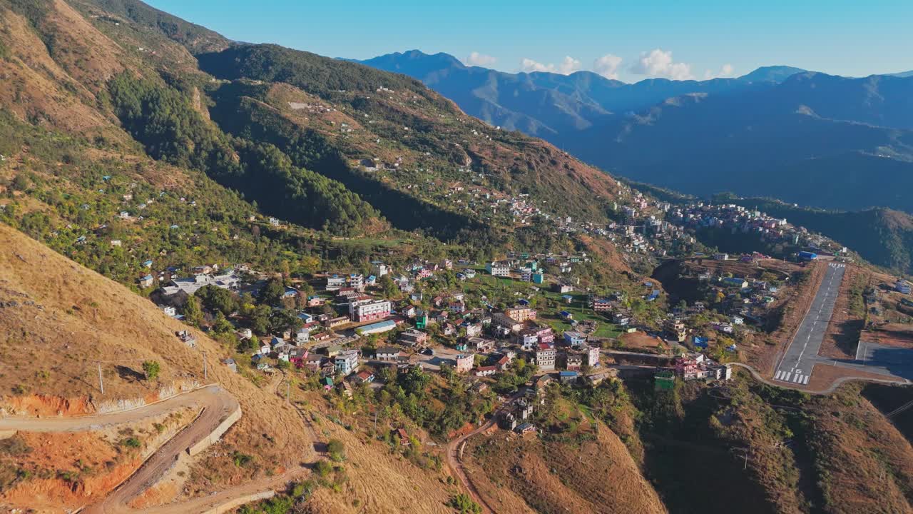Een luchtfoto van een dorp in Jajarkot toont landelijke huizen verspreid over heuvels en valleien. Het landschap weerspiegelt een traditionele manier van leven, afgelegen geografie en de natuurlijke schoonheid van het westen van Nepal