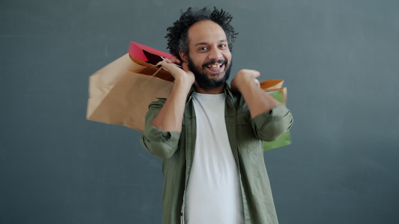 comprador feliz con bolsas de compras