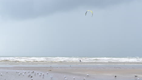 Kitesurfistas-En-Mar-Salvaje,-Deportes-Acuáticos-Extremos,-Tiro-De-Seguimiento