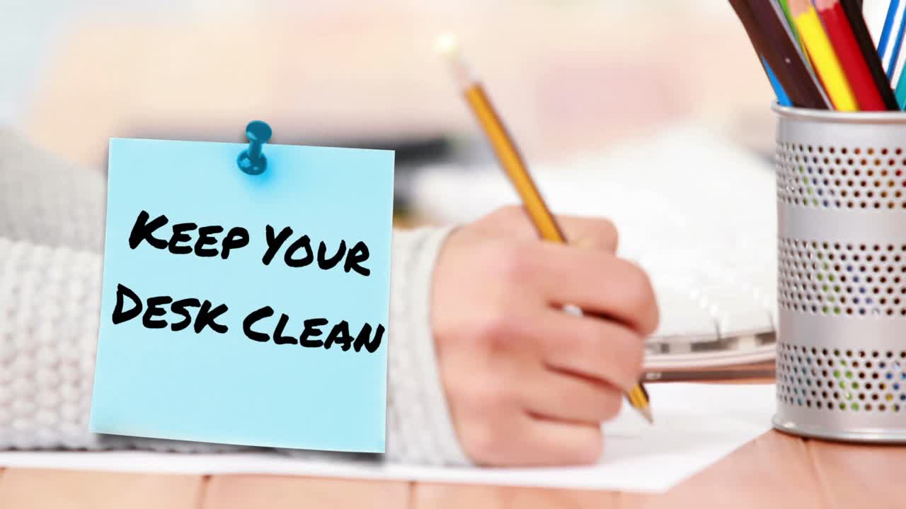 animación de mantener su escritorio limpio texto sobre la mano de un estudiante caucásico escribiendo en un cuaderno