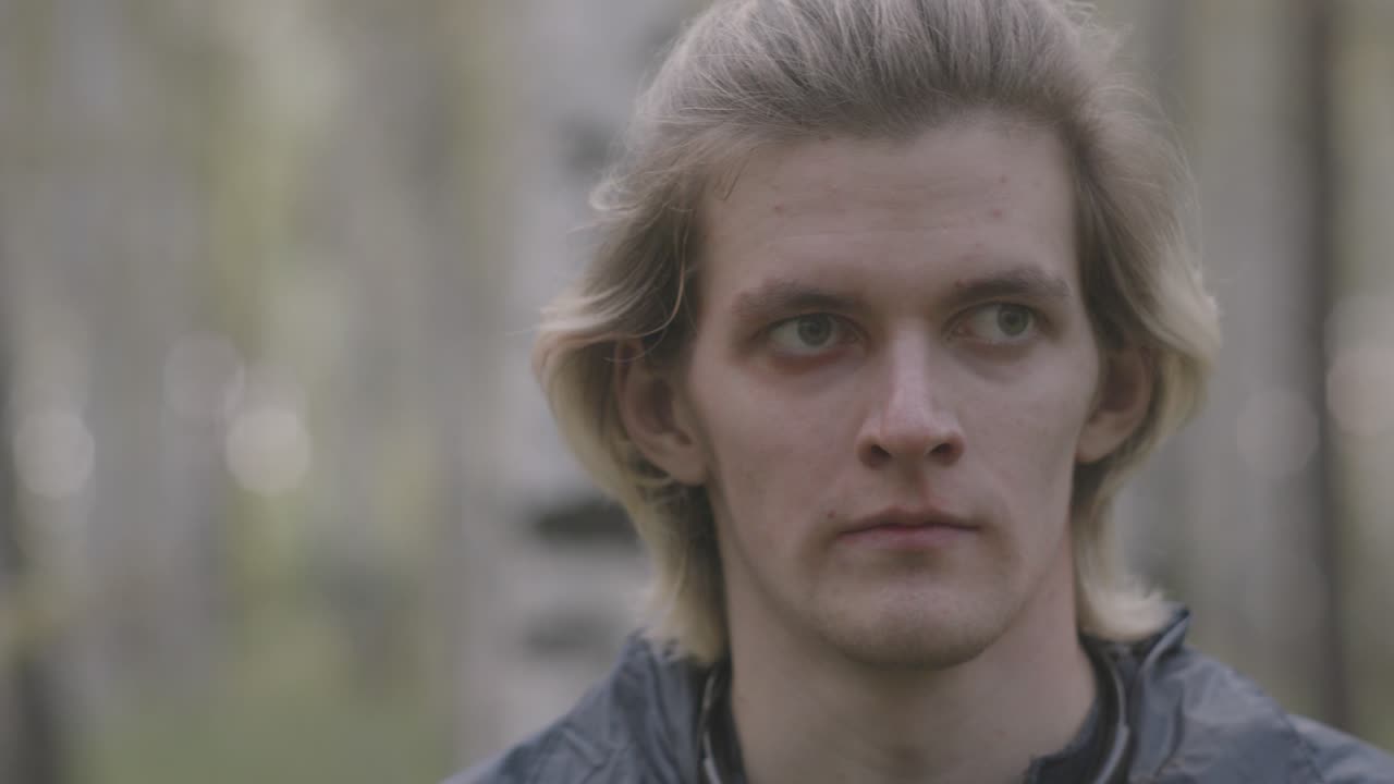 близкий портрет человека в лесу