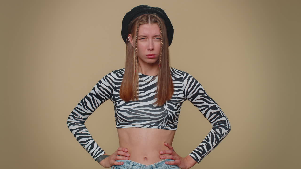 예쁜 소녀는 흥분하여 미소 짓고 카메라를 가리키며 행운의 승자를 선택하여 멋진 당신을 나타니다.