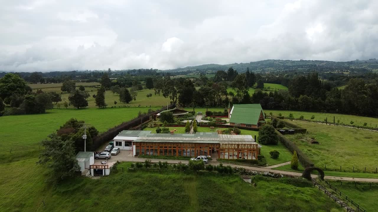 Vista de drone de um belo local campestre para eventos
