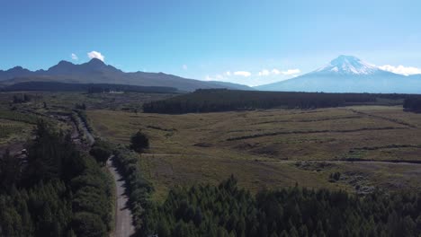 Schneebedeckte-Vulkangipfel-Cotopaxi-Ruminahui-Ecuador-Landschaft-Liftaufnahme