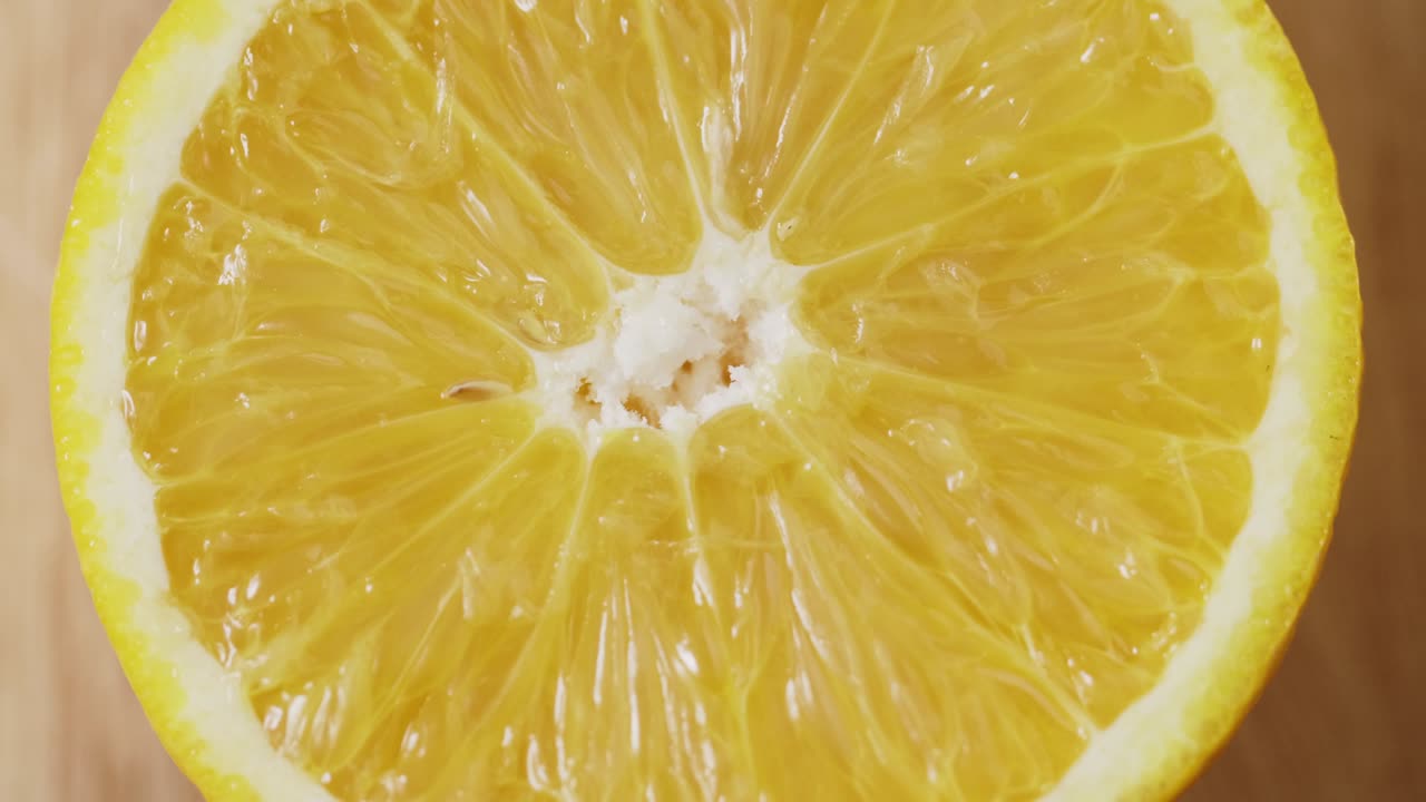 테이블 위에 회전하는 신선한 오렌지 조각의 극심한 클로즈업