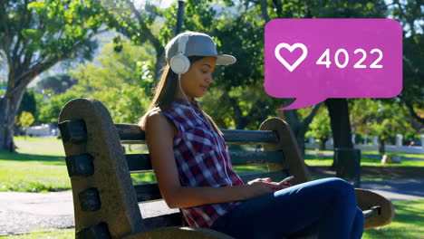 mujer escuchando música en el parque para las redes sociales