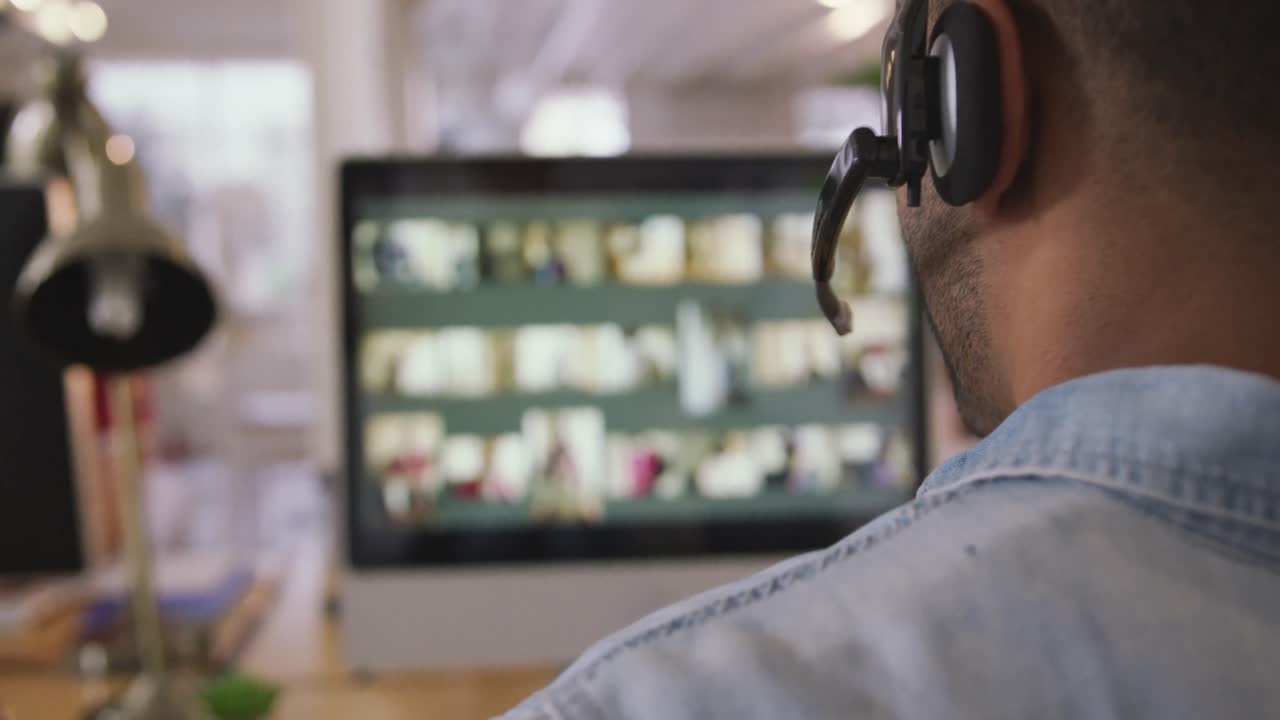 hombre de raza mixta llamando a la oficina creativa