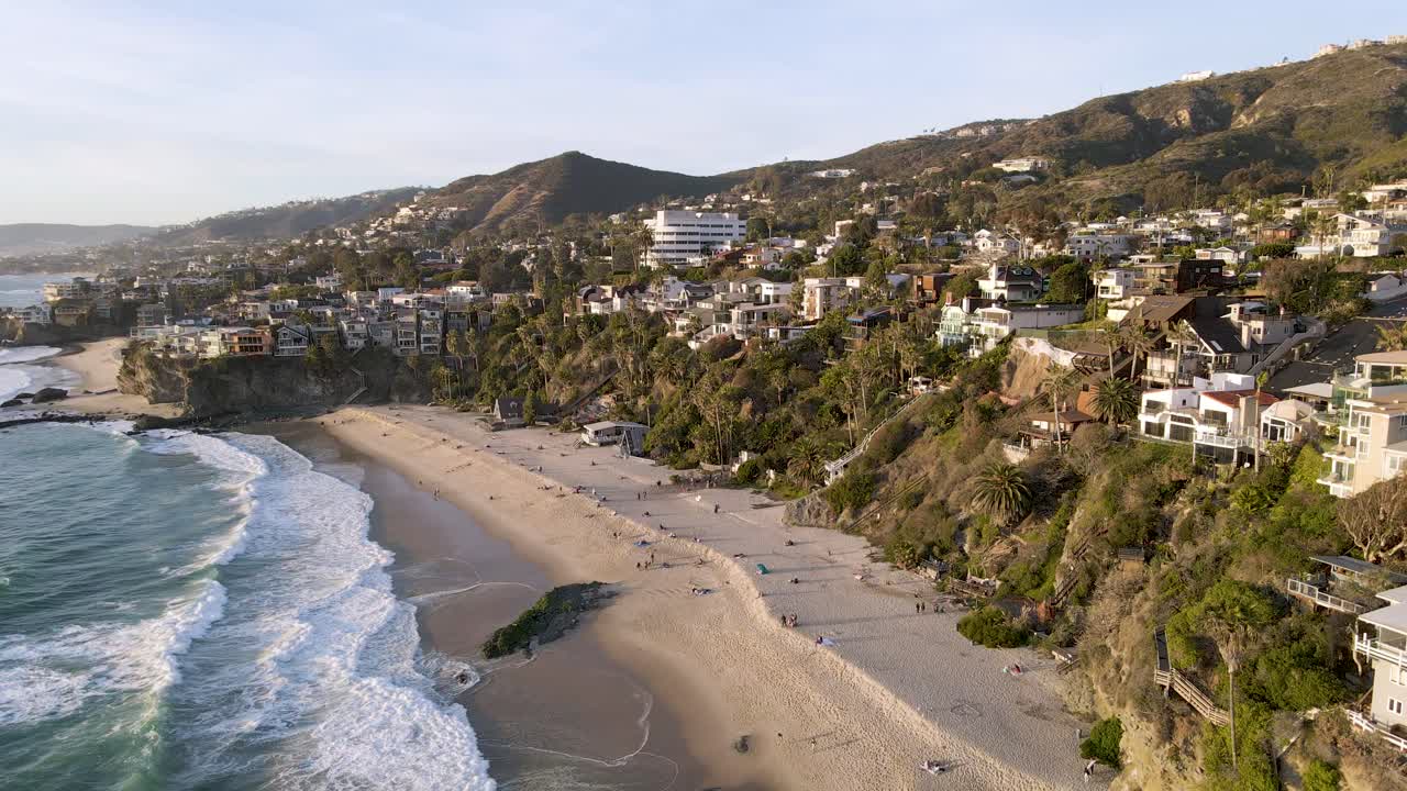 일몰, 캘리포니아에서 천 단계 라구나 해변에 사람들