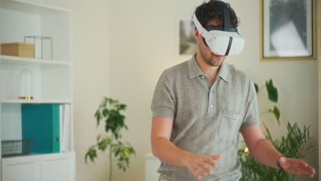hombre observa objeto en vr
