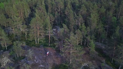 Ciclista-De-Montaña-Experto-Relajándose-Con-Bicicleta-En-Roca