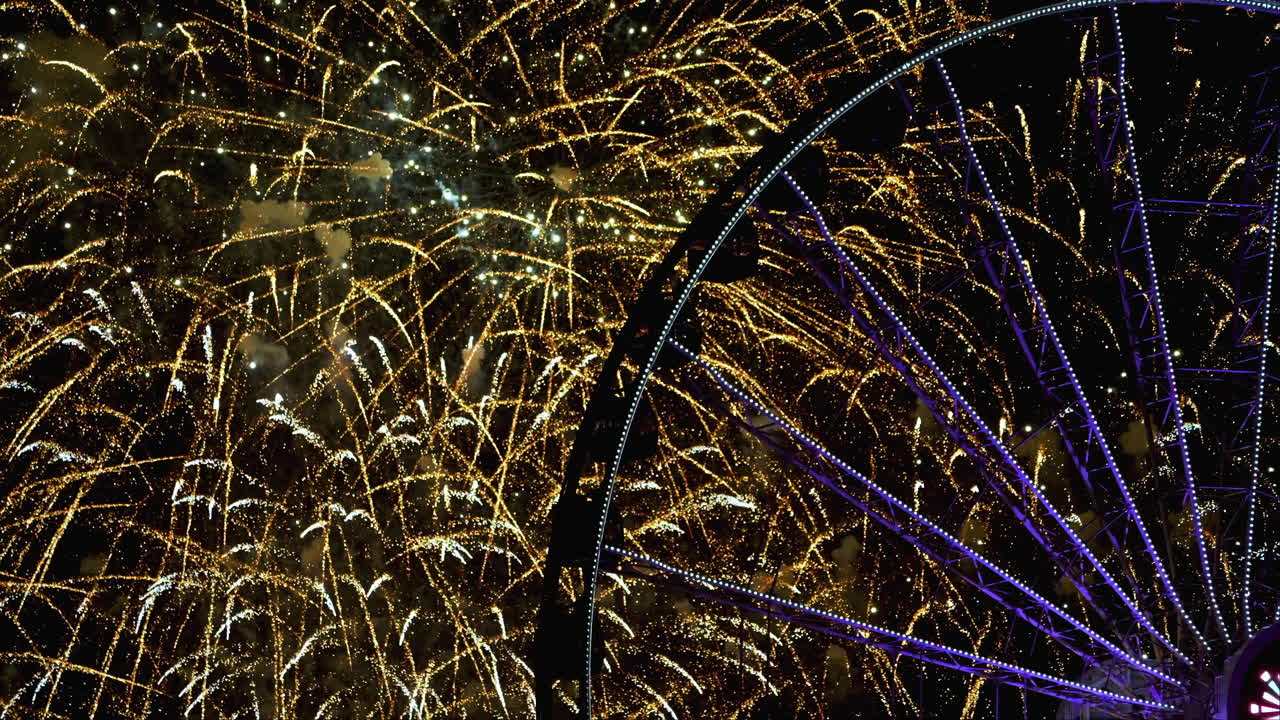fuegos artificiales coloridos en una rueda de la fortuna, durante la noche en chicago, illinois, ee.uu.