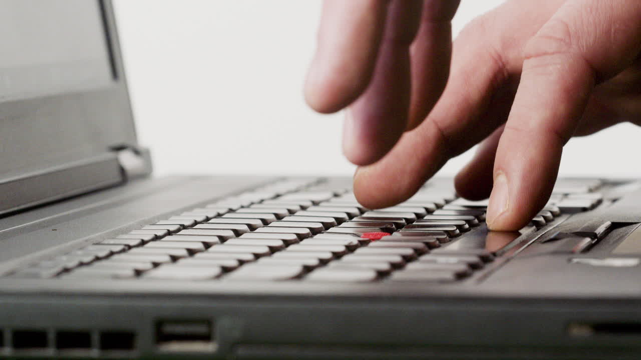 någon skriver en text på ett bärbart tangentbord