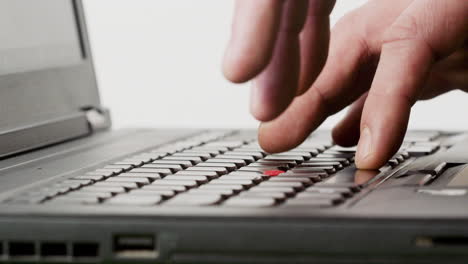 alguien escribiendo un texto en el teclado de una computadora portátil
