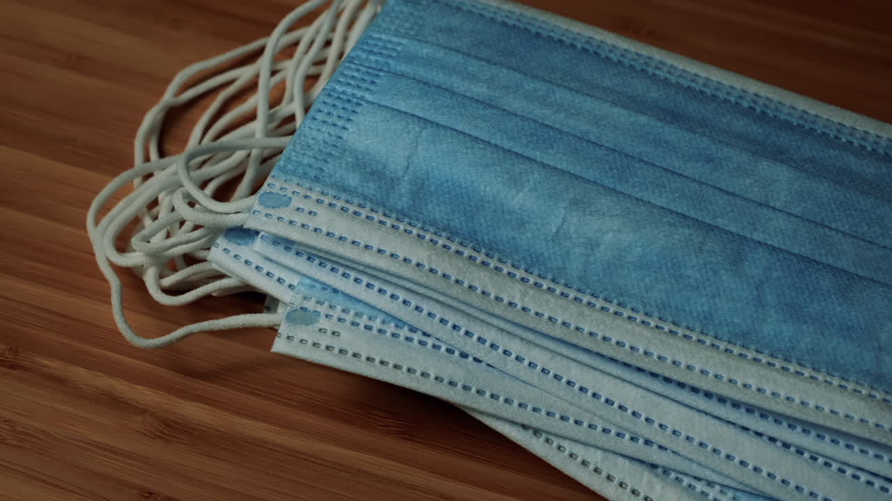 탁자 위에 의료용 마스크를 세는 의료진의 시간 경과