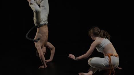 luchadores de capoeira realizando movimientos dinámicos en el escenario. artes marciales, danza y acrobacias en acción. atletas de pecho desnudo mostrando fuerza, flexibilidad y técnica bajo los reflectores