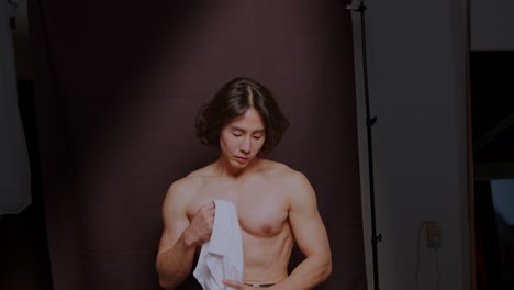 hombre asiático modelo masculino con camisa quitada muestra músculo sexy cuerpo guapo bien entrenado y atractivo