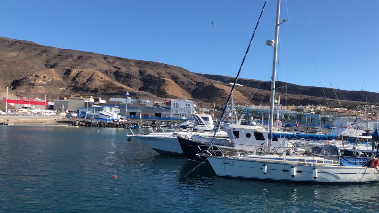 velero amarrado en canarias fuerteventura puerto de morro españa