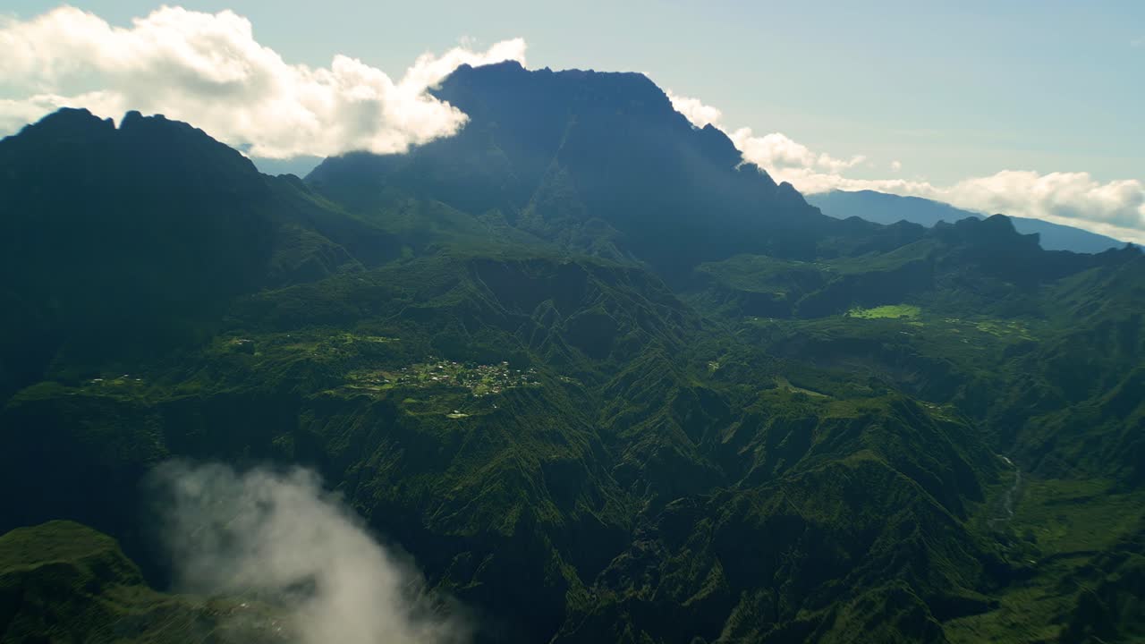 дрон спускается во время съемок питона дель неж с облаками и цирка дю мафате