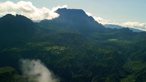 Drohne-Steigt-Herab,-Während-Sie-Den-Piton-Del-Neige-Mit-Wolken-Und-Den-Cirque-Du-Mafate-Filmt