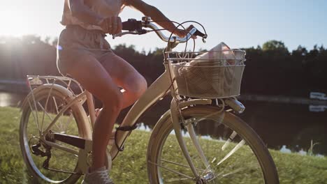 video de mano de una persona irreconocible montando una bicicleta al atardecer