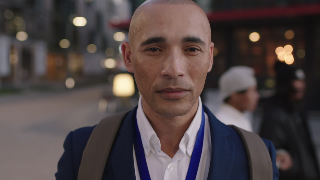 히스패닉 사업가 전문적인 초상화 도시 다운타운