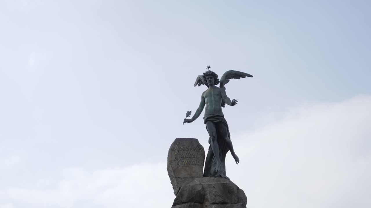 Statua dell'Angelo di Torino dal basso