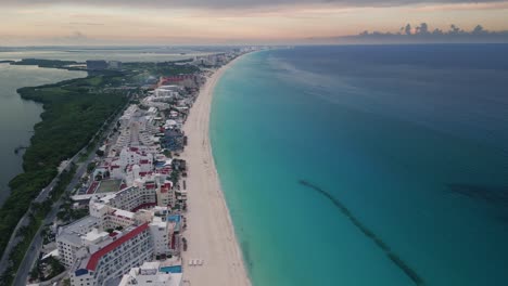 Puesta-De-Sol-Aérea-De-La-Zona-Hotelera-De-Cancún-En-La-Riviera-Maya-Península-De-Yucatán-México-Drone