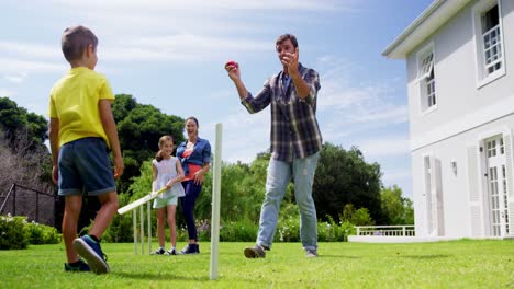 Familia-Feliz-Jugando-Al-Cricket