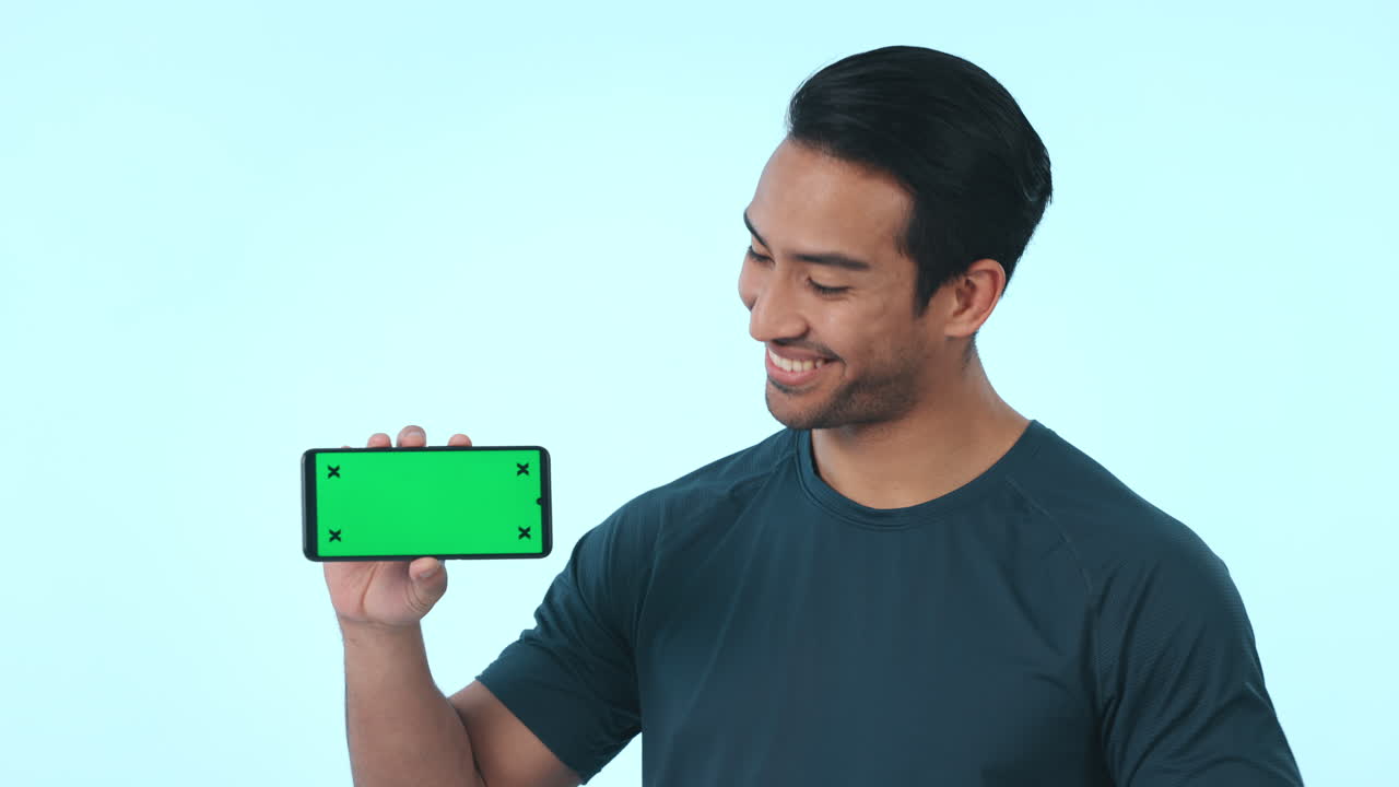 행복한 아시아인, 전화, 그리고 녹색을 가리키고