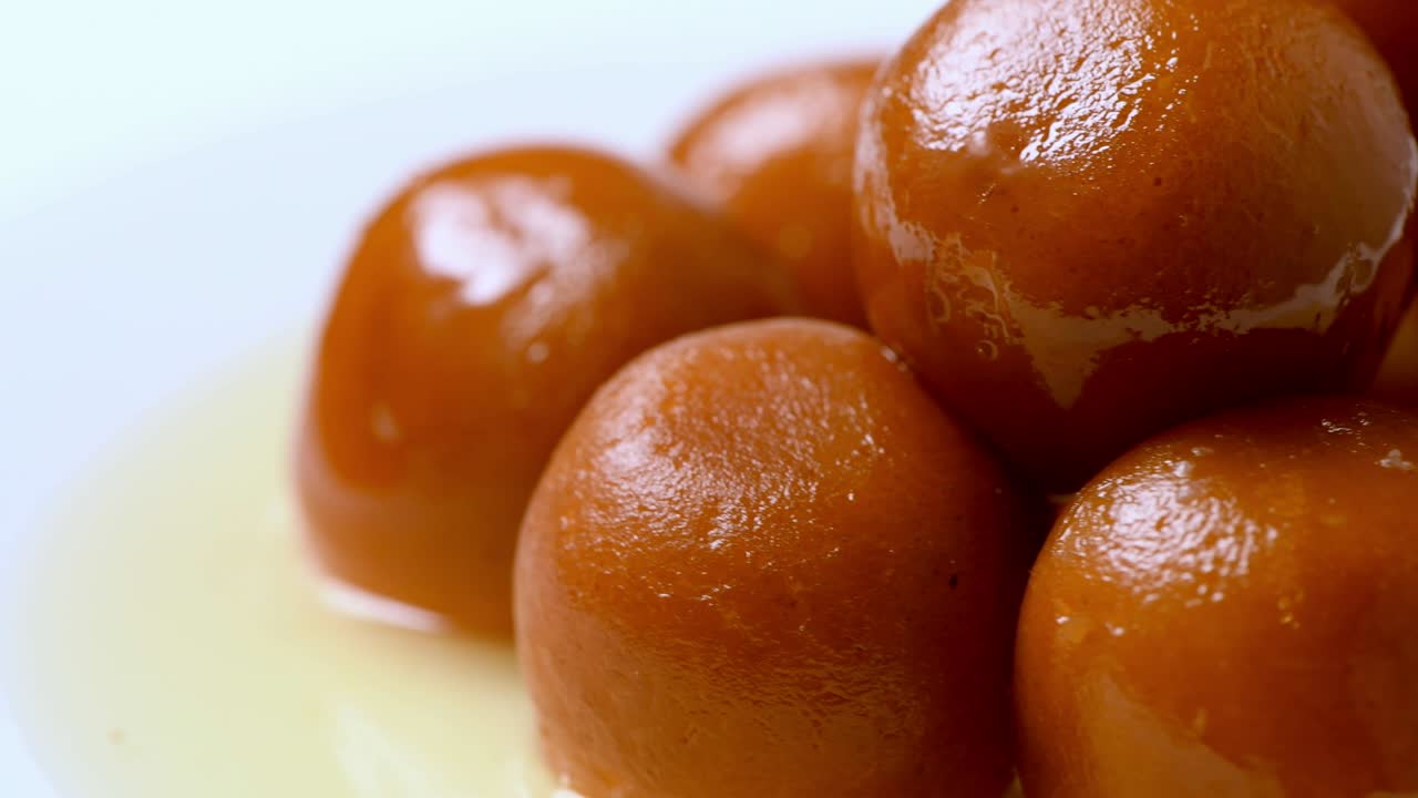gulab jamun girando con pistacho encima ( dulce indio ) | postre