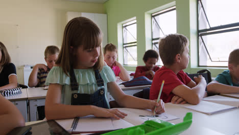 Group-of-kids-studying-in-the-class