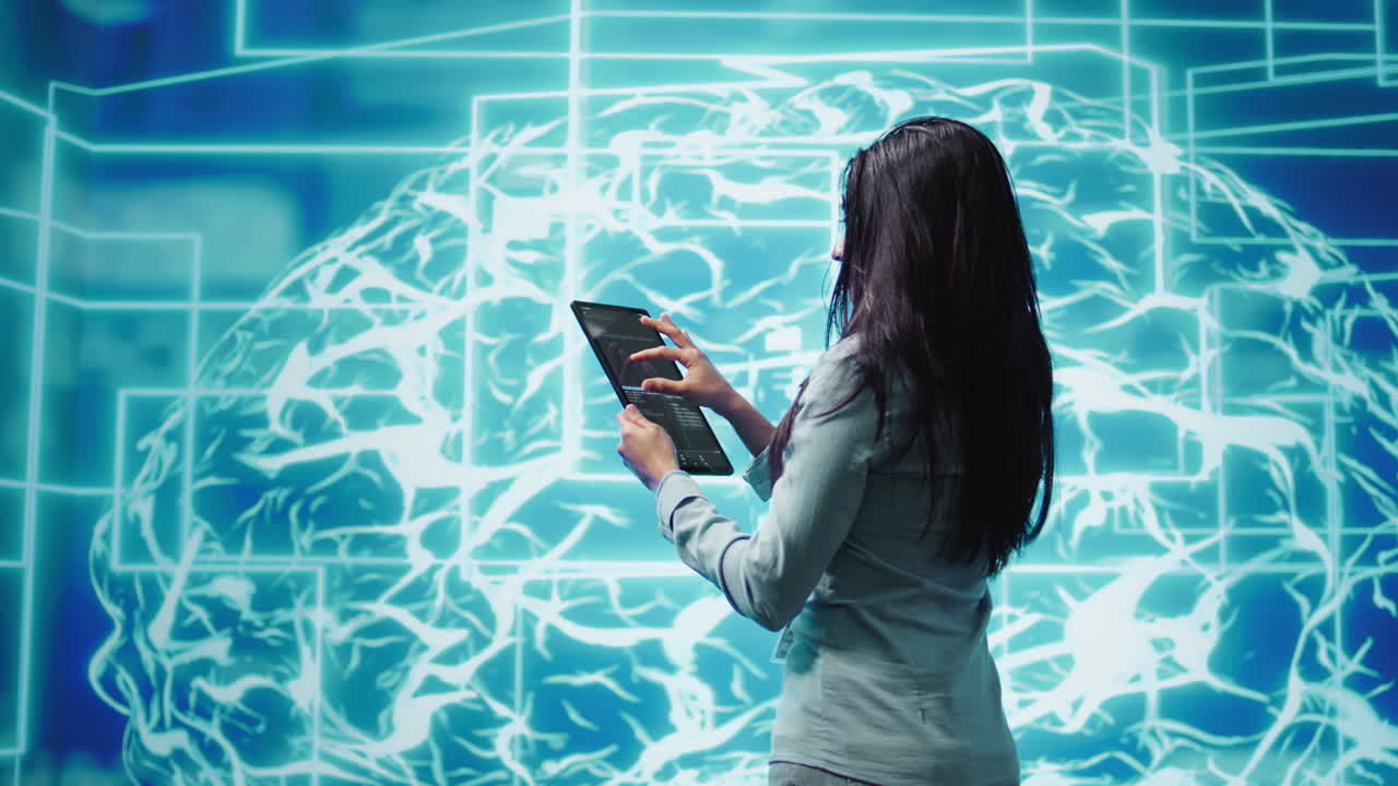 empleado trabajando en una tableta, desarrollando algoritmos de aprendizaje automático