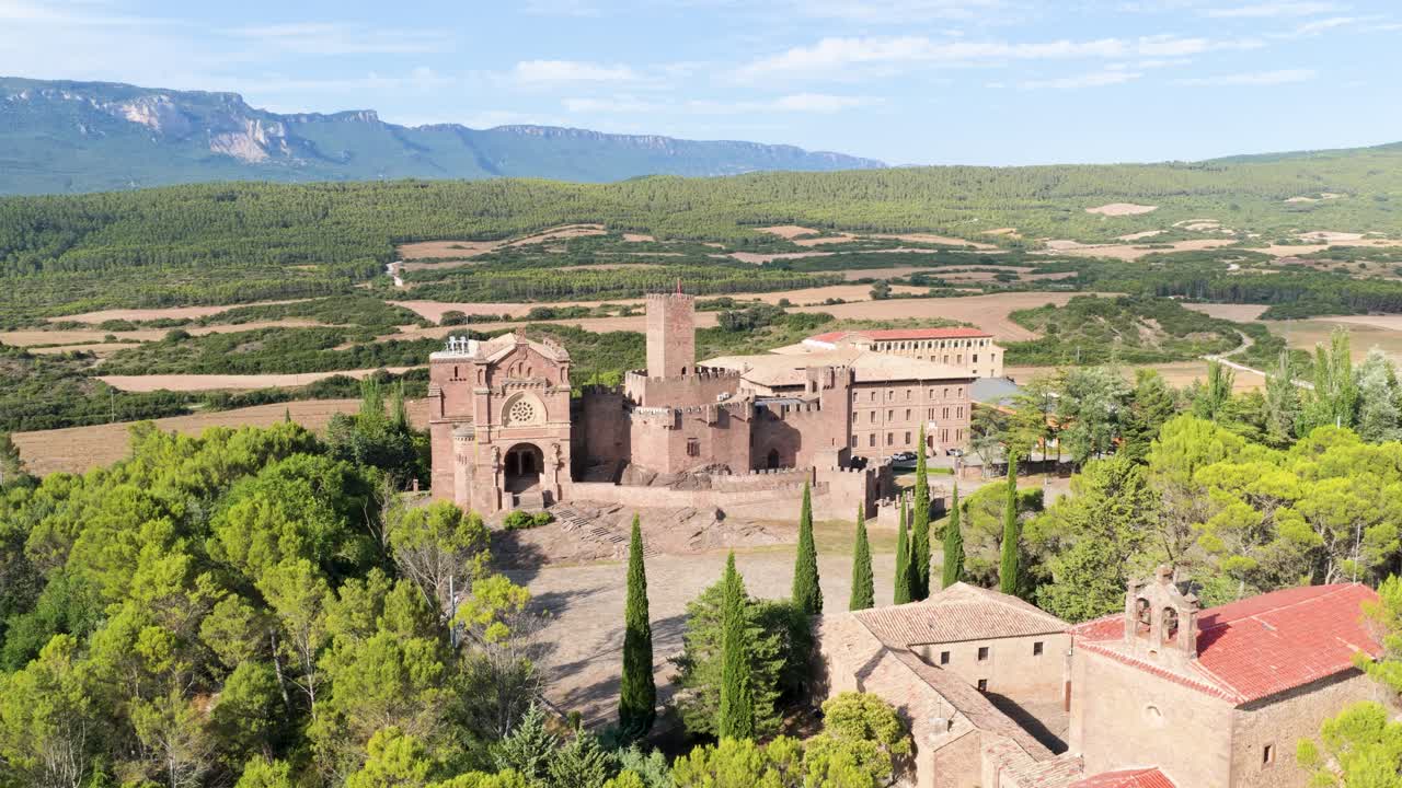 Vista aerea di un castello e un monastero