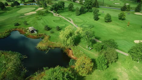 Vista-Vibrante-Del-Campo-De-Golf-Verde-En-El-Campo,-Campo-Paisajístico,-Northbrook,-Illinois,-Chicago