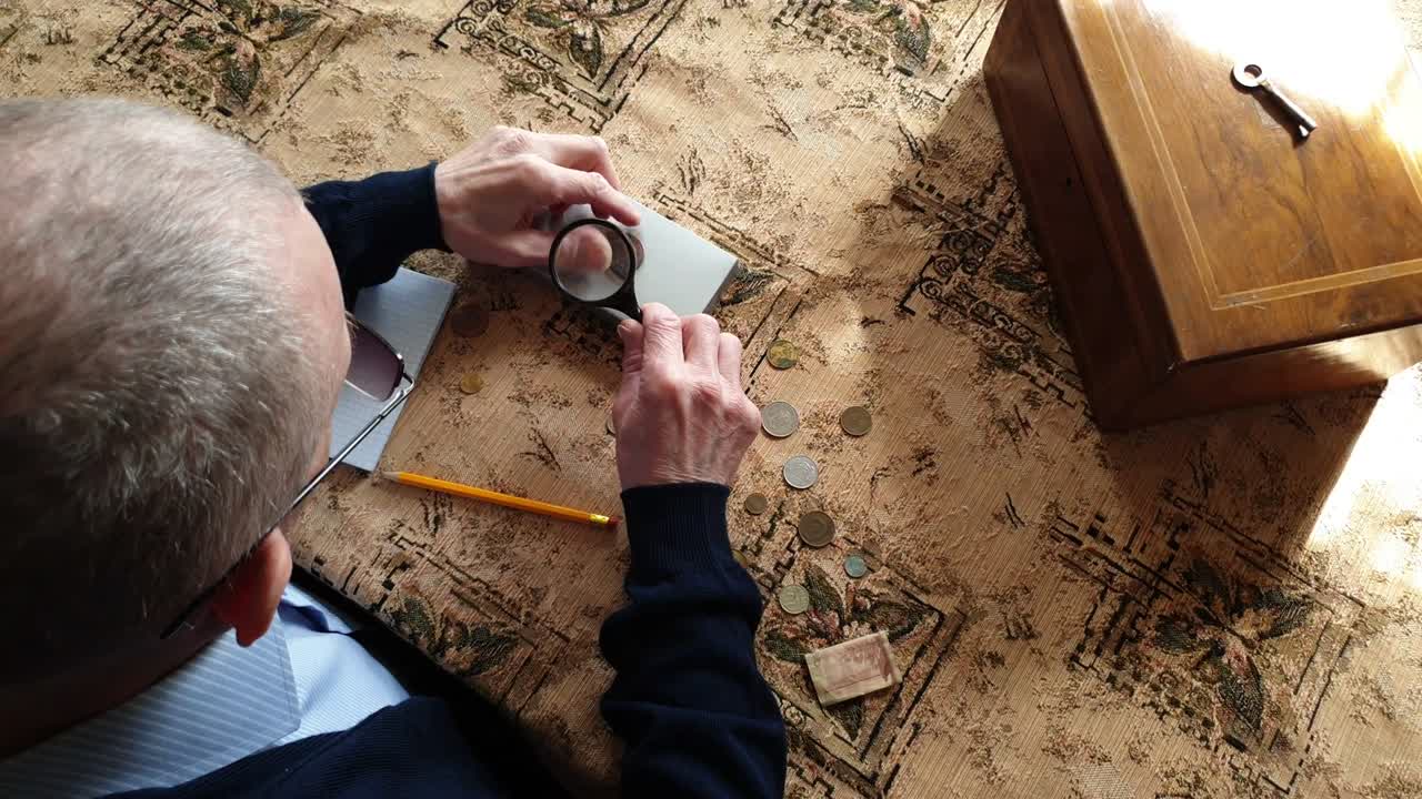 동전 평가자, 동전 수집가, 고대 동전을 고려하는 사람.