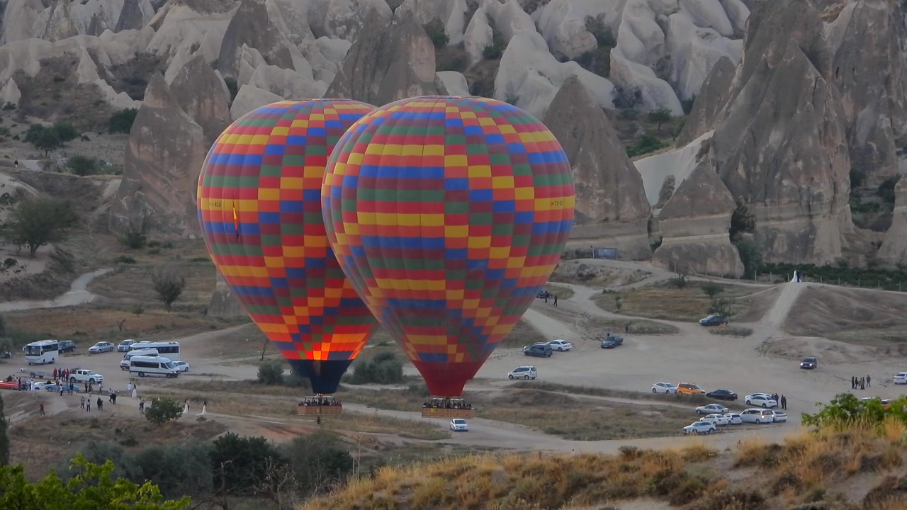 Balon Udara Panas Berwarna-warni Bersiap untuk Terbang di Cappadocia